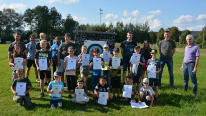 Bild: jr
15 Kinder beteiligten sich an der Schießolympiade der Königlich privilegierten Schützengesellschaft Mitterteich. Jugendleiter Philipp Roscher (hinten, Dritter von rechts) verteilte am Ende Urkunden und Präsente. Mit im Bild Vorstandsmitglied Karl Krasser (links) sowie weitere Betreuer und das Aufsichtspersonal der Schützen.