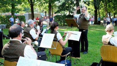 Bild: Hirsch
Die Musikkapelle Schwarzenfeld spielte im Schlosspark.