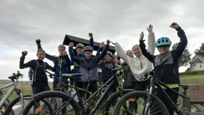 Bild: krb
In Siegerpose. Die Radeltour zur Mountainbike-Dirt-Bahn nach Vohenstrauß kommt bei den Jugendlichen super an.