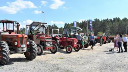 Bild: rgr
Rund 20 Oldtimer-Bulldogs geben sich in Grafenwöhr ein "Stelldichein".