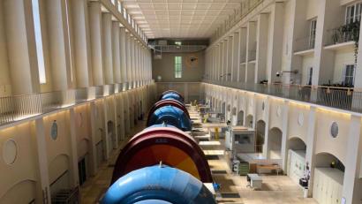 Bild: mis
Beim Blick in den Maschinenraum des Standorts in Trausnitz werden die Dimensionen der technischen Infrastruktur der Stromerzeugung deutlich.