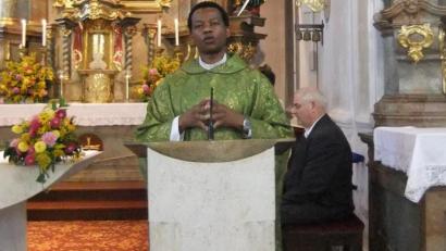 Bild: gm
Pfarrvikar Pater John Massawe beim Gottesdienst in der Kirche St. Nikolaus in Pittersberg am Ambo. Rechts sitzend Pfarrer Herbert Grosser.