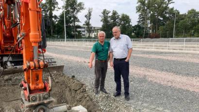 Bild: Stadt Weiden/exb
Manfred Luber, Projektleiter des Vorstandes der SpVgg SV Weiden, zeigt Bürgermeister Lothar Höher den Start der Baustelle.