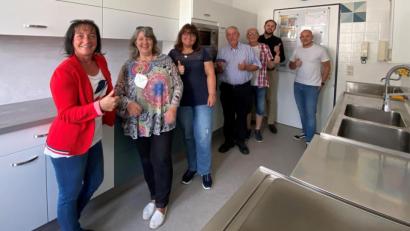 Bild: gis
Über die neue Küche im Kindergarten freuen sich (von links): Kindergartenleiterin Silke Achatz, Stellvertreterin Anke Schmidt, Köchin Sabine Daubner, CSU-Vorsitzender Siegbert Schöler, Wolfgang Schödel, Bürgermeister Sebastian Voit und Christopher Schödel.