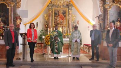 Bild: pi
Pfarrer Julius Johnrose heißt mit zweitem Bürgermeister Rudolf Völkl, Bürgermeisterin Marina Hirnet , Kirchenpfleger Josef Meckl und Pfarrgemeinderatssprecher Bernhard Lang (von links) Pfarrvikar Pater John (mit Blumen) herzlich willkommen.