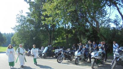 Bild: rfi
Pfarrer Wilhelm Bauer (Mitte) segnete beim Motorradgottesdienst des Motorsportclubs alle "beweglichen Räder" und dessen Fahrer.