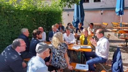 Bild: Matthias Schöberl/exb
Alexander Dobrindt (rechts) im regen Austausch mit Teilnehmern der Gesprächsrunde im Winkler Biergarten. Eingeladen zu dem Treffen im Winkler-Biergarten hatte die Amberger CSU.