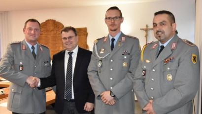 Bild: Lowak
Bürgermeister Karlheinz Budnik besiegelte in der Stadtratssitzung im Februar 2020 die die Patenschaft mit Hauptmann Johannes Müller (links), Hauptfeldwebel Fabian Hochsteller und Oberstabsfeldwebel Herbert Walenta (rechts).