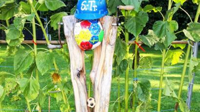 Bild: ind
Mit diesem Kunstwerk klagt Günter Nagel aus Hirschau die Vergabe der Fußballweltmeisterschaft 2022 nach Katar an.