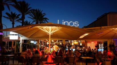 Bild: Clara Margais
Menschen sitzen in einer Bar an der Strandpromenade von Palma. Foto: Clara Margais/dpa