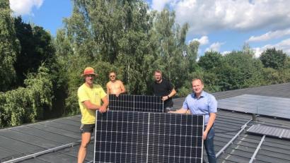 Bild: ak
Das Team von EMK mit Chef Marco Kaußler (links vorne) installiert die Photovoltaik-Anlage auf der Kita Sankt Franziskus. Bürgermeister Christian Porsch (rechts) überzeugt sich von der fachgerechten Ausführung.