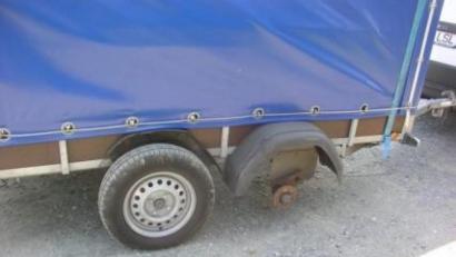 Bild: M. Uschold / VPI Weiden 
Mit einem Rad zu wenig war dieser Anhänger auf der A 6 bei Vohenstrauß unterwegs.