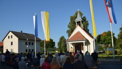 Bild: dob
Die Kapelle "Mariä Geburt" stand beim Patrozinium im Mittelpunkt des Geschehens. Auf dem Dorfplatz feierten die Besucher mit Kaplan Alexander Ertl einen Festgottesdienst. Nicht vergessen wurde, für den erkrankten Stefan Reil aus Untertresenfeld zu beten und an die bevorstehende Typisierungsaktion in der Stadthalle zu erinnern.