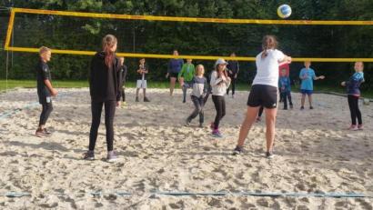 Bild: öt
Mit viel Spaß und Begeisterung unternahmen die Kinder unter der Anleitung der Mitglieder des TuS Neusorg ihre ersten Schritte im Beach-Volleyball.