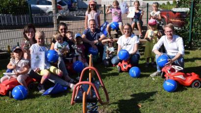 Bild: bö
Das war Leben in der Siedlung. Ganz ohne ein Gramm CO2-Ausstoß waren die Ebermannsdorfer Kinder beim Bobby-Car-Rennen des CSU/JU-Ortsverbands unterwegs. Mit dabei auch Bundestagskandidatin Susanne Hierl (CSU), Florentin Siegert (CSU) und Bürgermeister Erich Meidinger sowie Julia Meidinger und Marie Gilch.