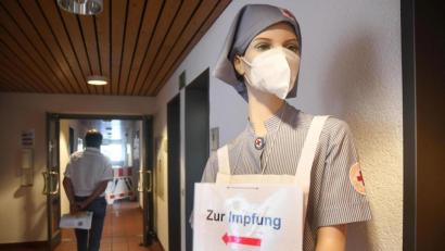 Bild: Gabi Schönberger
Erstimpfungen haben nach wie vor Priorität. Sie gibt es bei Hausärzten und im Impfzentrum Weiden. Das schickt ab dieser Woche auch wieder mobile Impfteams in die Seniorenheime - für die ersten Drittimpfungen.