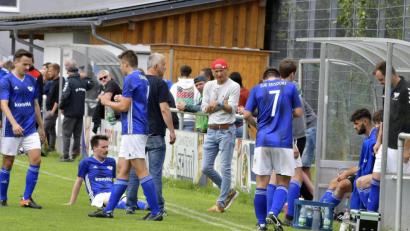 Archivbild: Ziegler
Für die Spieler der DJK Ensdorf und ihren Trainer Gebhard Hauer (Mitte, in weiß) läuft die Saison bislang katastrophal. Der Abstieg in die Kreisliga scheint kaum abzuwenden. Wegen etlicher Ausfälle ist die Mannschaft derzeit nicht konkurrenzfähig.