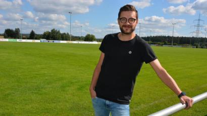 Bild: jr
Der Fußballplatz ist sein Lieblingsplatz: Das und noch viel mehr verrät im Interview Maximilian Siller, Vorsitzender des TSV Konnersreuth und Inhaber des gleichnamigen Malerbetriebs in Mitterteich.