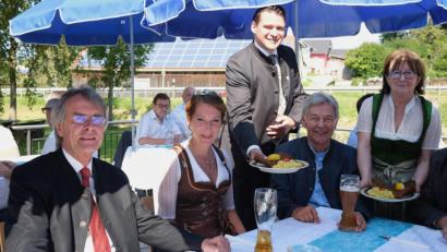 Bild: Hirsch
Die Vorsitzende des Museumsvereins Mappach, Inge Gleixner (rechts), und Landrat Thomas Ebeling servierten bei der Saisoneröffnung gebackenen Karpfen mit Kartoffelsalat. Von links: Regierungspräsident Axel Bartelt, Bierkönigin Sarah Jäger und MdL Joachim Hanisch.