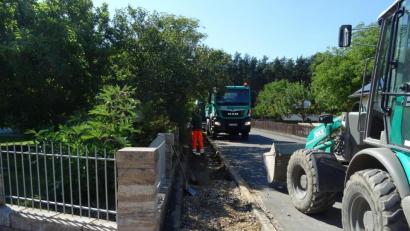 Bild: Houschka
Erst wurden über die zu diesem Zweck aufgerissenen Gehsteige Glasfaserkabel zur Breitbandversorgung in Freihöls verlegt. Nach Abschluss der Maßnahme bekommt nun ein Großteil der Trottoirs einen neuen Unterbau samt Asphalt-Deckschicht