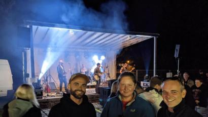 Bild: eib
Glückliche Gesichter gab es bei JMC- Vorsitzenden Fabian Grötsch (von links), CeBB-Organisatorin Ivana Danisch und Kamil Jindřich, der auch nach seinem Ausscheiden als Direktor des Kulturamts in Domažlice die Rockbrücke betreut.