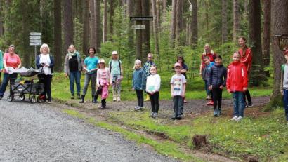 Bild: wro
Auf dem Weg durch den Steinwald machten die Teilnehmer am Caritas-/ Ministranten-Ferienprogramm an mehreren Stationen Rast. Aufgabe war es, die die dort sichergestellten Codes zu entschlüsseln. Begleitet wurden die Kinder von einem Team um Silke Bächer (Vierte von links).