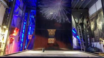Bild: Förderverein Maffeispiele/exb
Mit dem Verlegen von Netzwerkkabeln und etlichen Metern Stromkabel ist in zwei Ausstellungshallen auch die Beleuchtung grundlegend verändert worden.