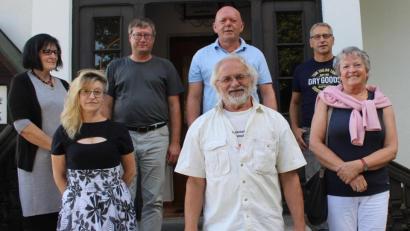 Bild: soj
Der neue Vorstand des Fichtelgebirgsvereins Ebnath (vorne von links): Valeria Pausch, Vorsitzender Martin Exner und Waltraud Schreyer sowie (hinten von links) Irene Anklam, Uwe Siart, Josef Söllner und Gerd König.