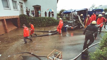 Archivbild: Baehnisch/exb
Mannshoch stand in Garagen in der Austraße das Wasser.