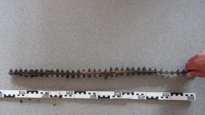 Bild: Polizei Waldsassen/exb
Dieses rundum mit scharfen Zacken versehene Metallteil lag auf einem Weg, der von Radfahrern gern benutzt wird.