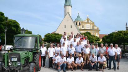 Bild:  Roswitha Dorfner/exb
Anton Steininger (Mitte) wurde von Bürgermeister Stephan Antwerpen für zehnjährige Teilnahme geehrt. Im Bild alle Teilnehmer der Traktorwallfahrt.