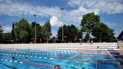 Bild: ubb
Nach einem miesen Sommer zeigte sich die Sonne am Sonntag von ihrer besten Seite. Das genossen viele Dauerbadegäste ein letztes Mal. Bis 22 Uhr war noch einmal geöffnet. Jetzt ist das Freibad für diese Saison geschlossen.