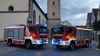 Bild: mde
Rein optisch unterscheiden sich die beiden TLF4000, doch im Kern sind es „Zwillinge“. Die Tanklöschfahrzeuge der Feuerwehren Kemnath (links) und Marktleugast (rechts) geben ein imposantes Bild auf dem Kemnather Stadtplatz ab.