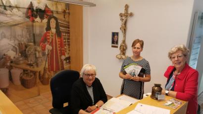 Bild: Portner
Theresia Dickerhof (von links), Maria Ahlemeyer und Juane Demleitner freuen sich, wieder Besucher im Doktor-Eisenbarth- und Stadtmuseum begrüßen zu können. Sie waren auch am ersten Öffnungstag anwesend.