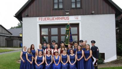 Bild: bjp
Die königsblauen Kleider der 14 Festdamen sollten Blickfang bei der 125-Jahr-Feier der Feuerwehr Feilersdorf-Grub-Bärnwinkel sein. Doch das fiel leider "Corona" zum Opfer. Mit gut einjähriger Verspätung holen die "Moidla" nun die Präsentation nach.