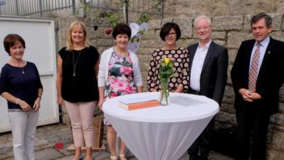 Bild: le
Diakon Karl Rühl, Kirchenvorsteherin Erna Bodensteiner, Vertrauensfrau Silke Scherm, Kirchenpflegerin Erika Bock, Erika Römischer, Pfarrer Wilfried Römischer, Pfarrer Max Früchtl und Bürgermeister Robert Lindner (von links) bei der Geburtstagsgratulation.