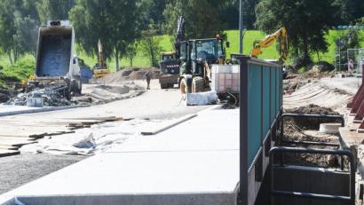 Bild: Gabi Schönberger
Die Brückensanierung bei Peugenhammer macht Fortschritte. Derzeit wird die Kreisstraße an den Verlauf der neuen Brücke angepasst.