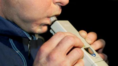 Symbolbild: Uli Deck
Bei einem Mann wird während einer Polizeikontrolle ein Alkoholtest vorgenommen.