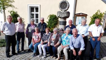 Bild: br
Nach 2016 gab es beim vierten Klassentreffen der Geburtsjahrgänge 1945 bis 1947 erneut ein Wiedersehn der „Ehemaligen“. Unser Bild zeigt die zwölf Teilnehmer vor dem ehemaligen Schulhaus am Unteren Markt: (stehend von links) Alois Kastner, Alois Lorenz, Irmgard Deglmann, Siegfried Greger, Ernst Scheibel, Hans Vollath und Peter Mai sowie (sitzend von links) Marga Baumann, Hilde Murr, Angela Spiegl, Erna Schimpf und Ferdinand Schieder.