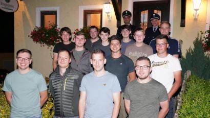 Bild: fvo
Der neue Vorstand der Feuerwehr Spielberg mit Vorsitzenden Thomas Schwab (vorne Zweiter von rechts) und Josef Stangl (vorne Zweiter von links) sowie die beiden Kommandanten Franz-Josef Beimler (hintere Reihe links) und Andreas Schmid (hintere Reihe rechts).