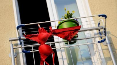 Symbolbild: David Ebener/dpa
Der Unterwäsche-Dieb in Hof lies insgesamt 22 Unterhosen mitgehen.