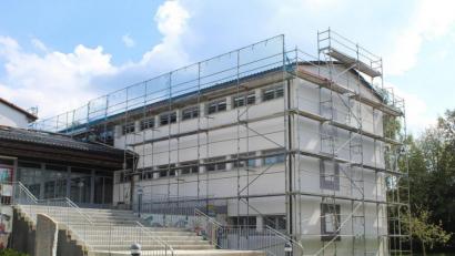 Bild: soj
Im Bauabschnitt I wurde die Schule bereits umfangreich energetisch saniert. Aktuell wird das Dach neu gedeckt.