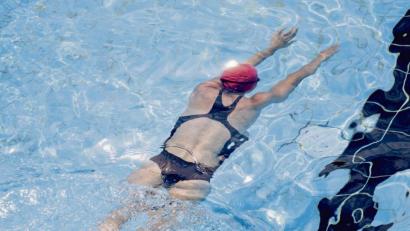 Symbolbild: Christoph Soeder/dpa
Beim Schwimmen ist der Auftrieb im Wasser entlastend für den Körper. Eine wichtige Rolle spielt aber die korrekte Ausübung der Bewegungen.