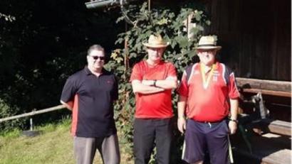 Bild: jzk
Thorsten Niewolik, Gerhard Jost und Helmut Porsch (von links) traten bei der Bayerischen Meisterschaft im Petanque Triplette 55plus in Schnackenwerth an.