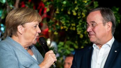 Symbolbild: Bernd von Jutrczenka
Bundeskanzlerin Angela Merkel und Unions-Kanzlerkandidat Armin Laschet im Gespräch.