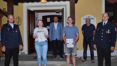 Bild: fjo
Nach der Beförderung durch den Ex-Kommandanten heißt sein Nachfolger Stefan Lang die beiden neuen Feuerwehrleute, Sophia Neuber und Florian Zetzl, gemeinsam mit Vorsitzenden Thomas Müller (vorne, von links) offiziell willkommen.