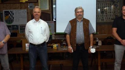 Bild: Fritz Lehner/exb
Bei der Jahresversammlung der Siedlergemeinschaft wurde ein neuer Vorstand gewählt (von links): Schriftführer Rainer Ramisch, Kassier Thomas Blei, Bezirksvorsitzender Reinhard Ott und Zweiter Vorsitzender Markus Burger. Der neue Vorsitzende Peter Kraus konnte bei dem Treffen nicht dabei sein.