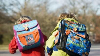 Bild: Clemens Hösamer
Die Neustädter Mittelschule nimmt den Betrieb auf. Die Schüler der fünften Klassen sammeln sich vor dem Haupteingang.
