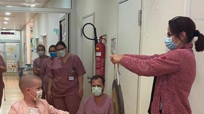 Bild: Julia Rittler
Mit drei kräftigen Gongschlägen beendete Sienna Rittler symbolisch ihre Intensivtherapie an der Kinder-Uniklinik Regensburg. Mama Julia Rittler hielt den Gong.