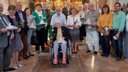 Bild: jow
Den Lintacher Ehejubilaren gratulieren Pfarrer Moses Gudapati, (Mitte) und Pfarrgemeinderatssprecherin Waltraud Glöckner (links).
